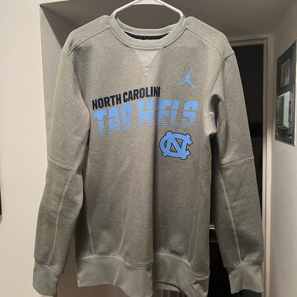 Jordan Men's Gray and Blue Tar Heels Crewneck Sweater
